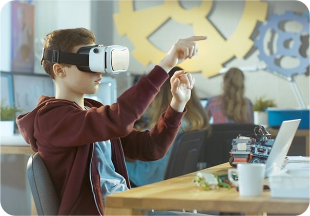 Immersive-Learning-Experiences-With-Augmented-Reality-Virtual-Reality-Solutions